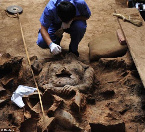 excavating the tomb of chinas first emperor|chinese emperor buried with army.